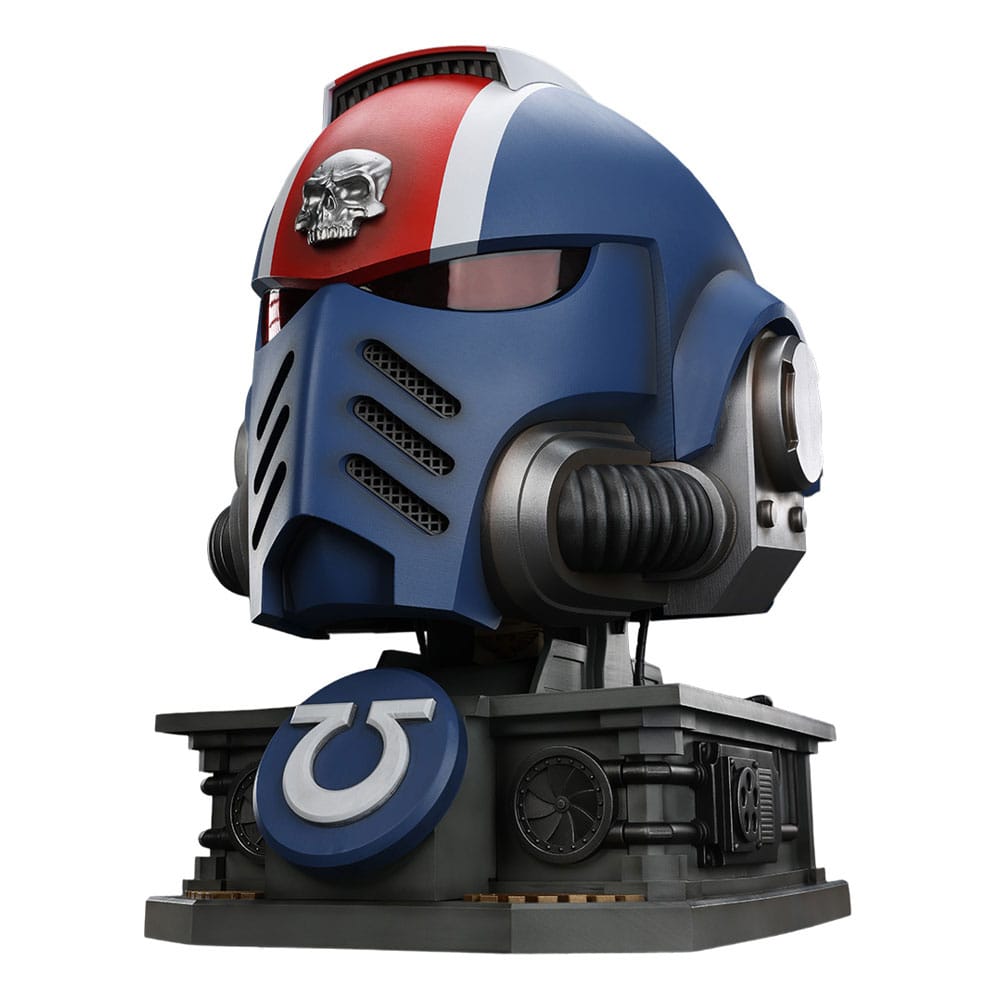 Warhammer 40,000: Space Marine 2 Replik Ultramarines Lieutenant Titus Helm mit Display-Stand 44 cm