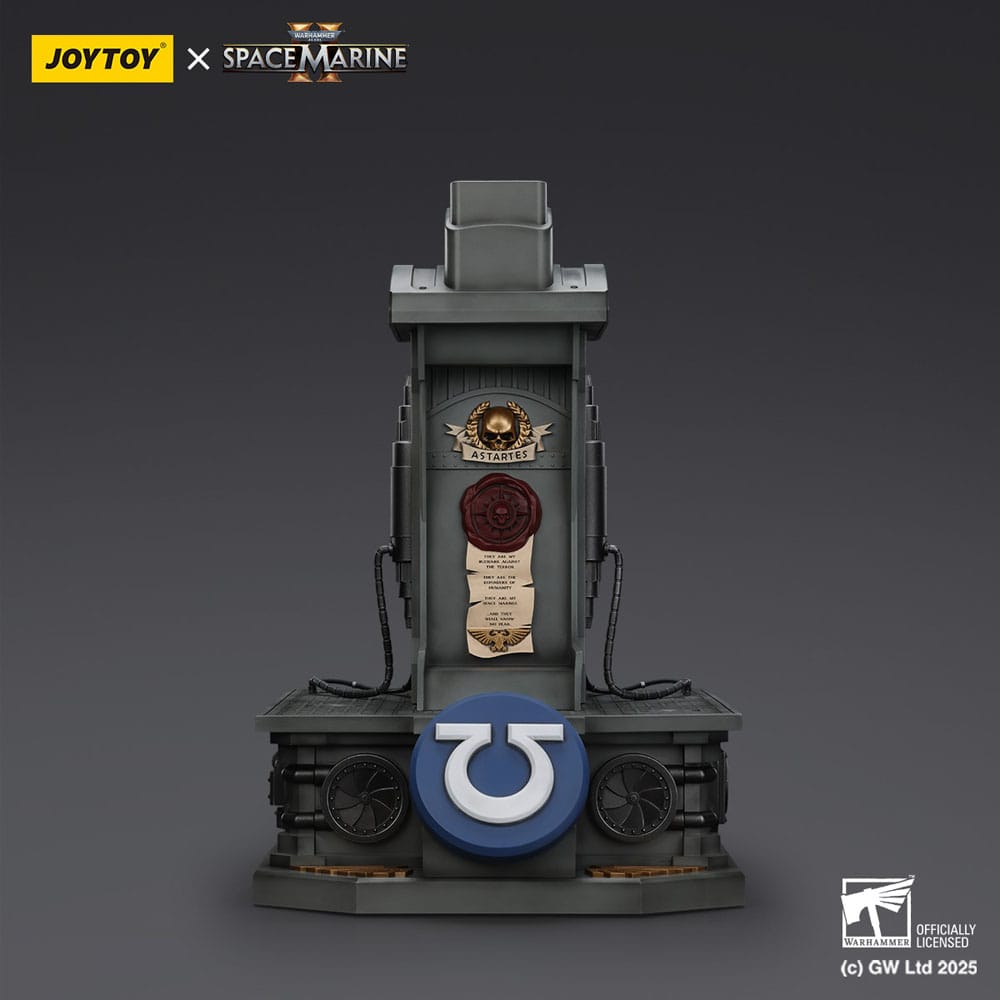 Warhammer 40,000: Space Marine 2 Replik Ultramarines Lieutenant Titus Helm mit Display-Stand 44 cm