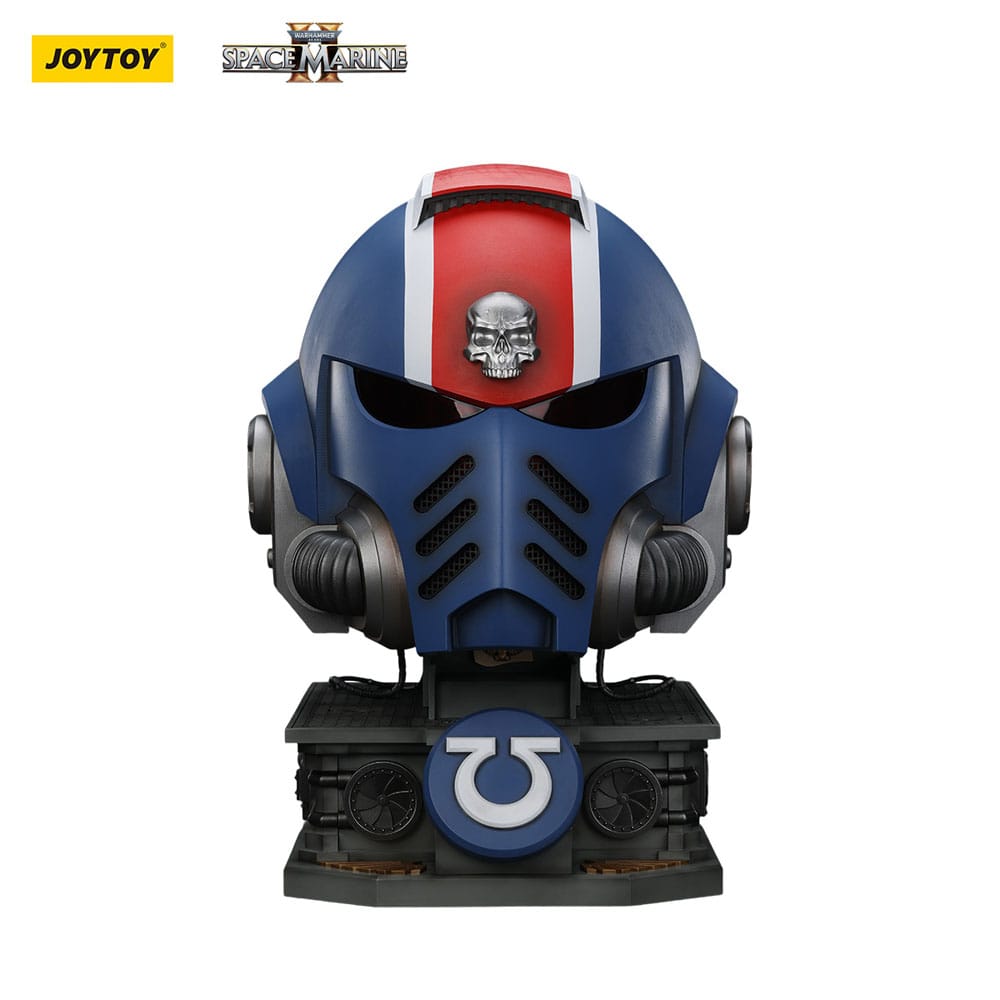 Warhammer 40,000: Space Marine 2 Replik Ultramarines Lieutenant Titus Helm mit Display-Stand 44 cm