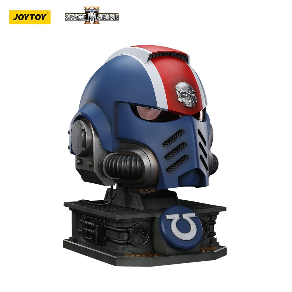 Warhammer 40,000: Space Marine 2 Replik Ultramarines Lieutenant Titus Helm mit Display-Stand 44 cm