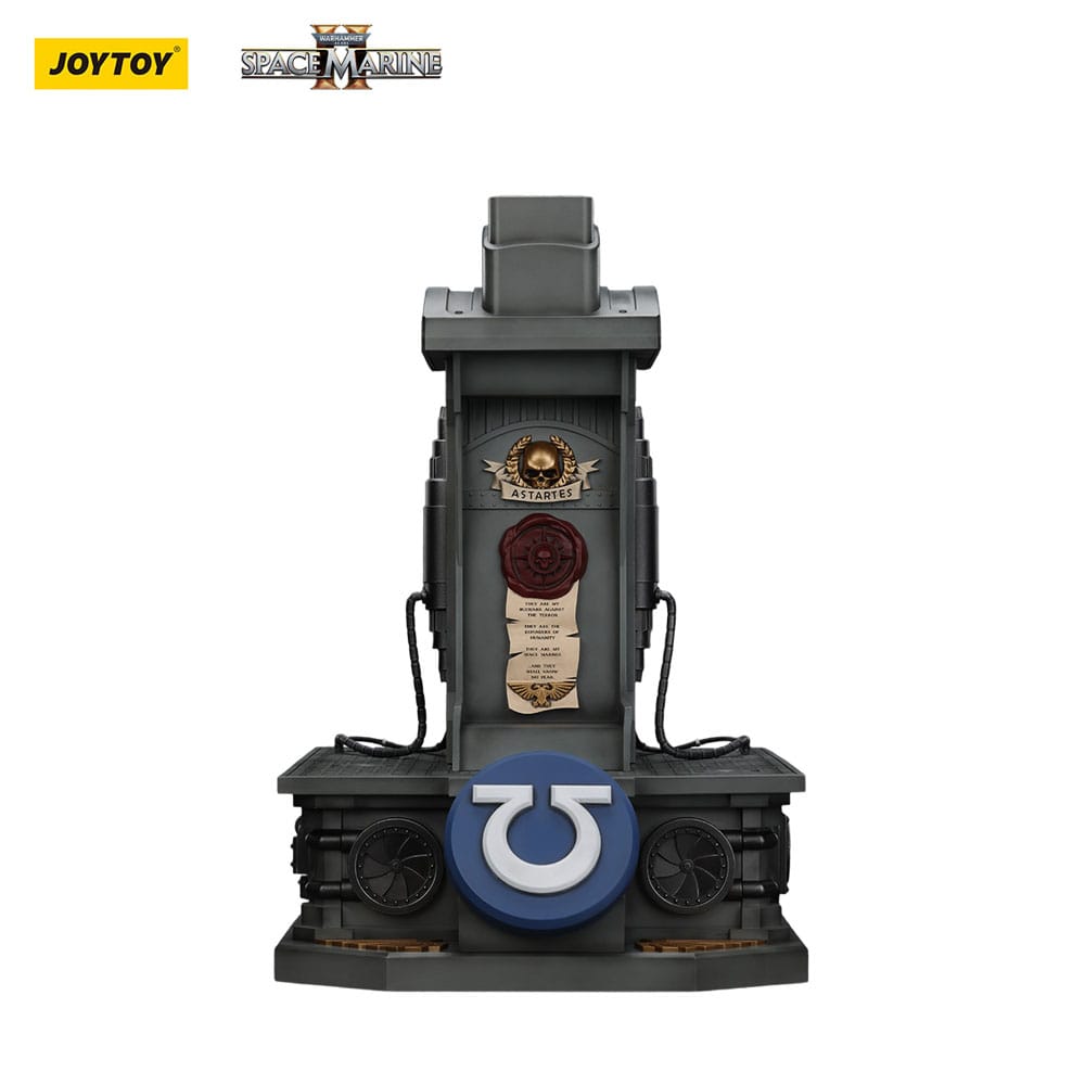 Warhammer 40,000: Space Marine 2 Replik Ultramarines Lieutenant Titus Helm mit Display-Stand 44 cm