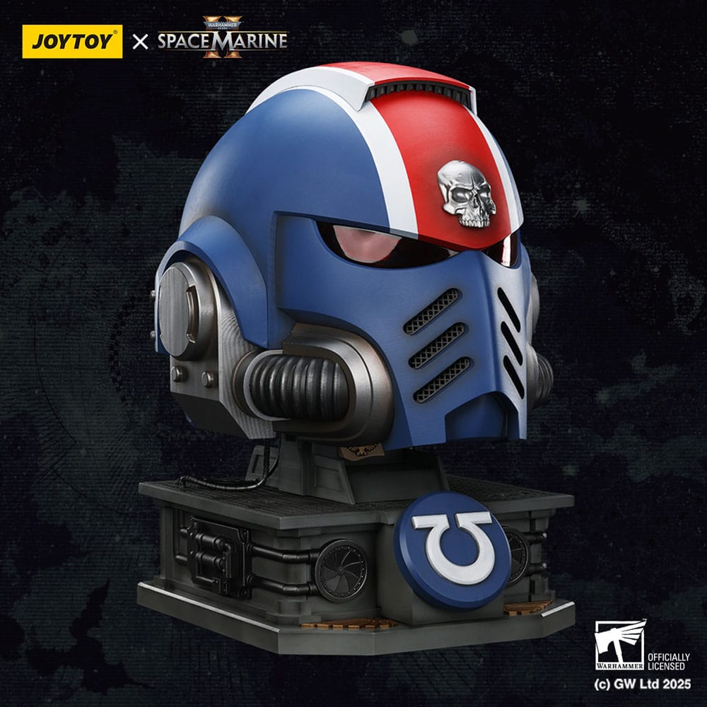Warhammer 40,000: Space Marine 2 Replik Ultramarines Lieutenant Titus Helm mit Display-Stand 44 cm