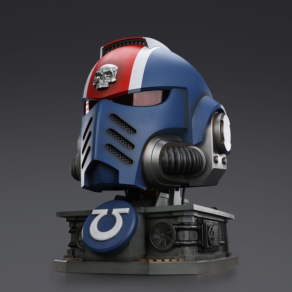 Warhammer 40,000: Space Marine 2 Replik Ultramarines Lieutenant Titus Helm mit Display-Stand 44 cm