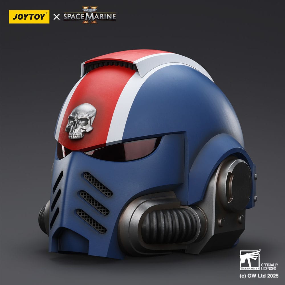 Warhammer 40,000: Space Marine 2 Replik Ultramarines Lieutenant Titus Helm 30 cm