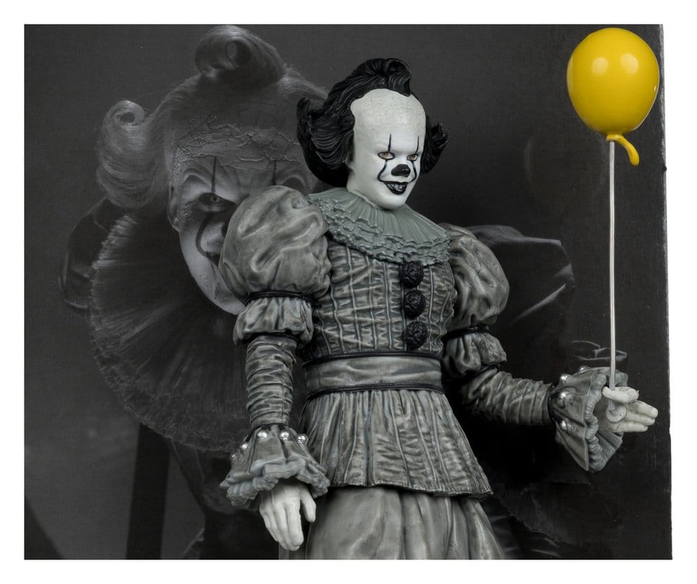 Es Welcome to Derry Movie Maniacs Figur Pennywise (Black & White) 16 cm