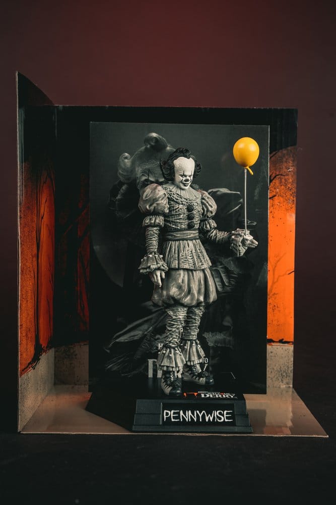 Es Welcome to Derry Movie Maniacs Figur Pennywise (Black & White) 16 cm