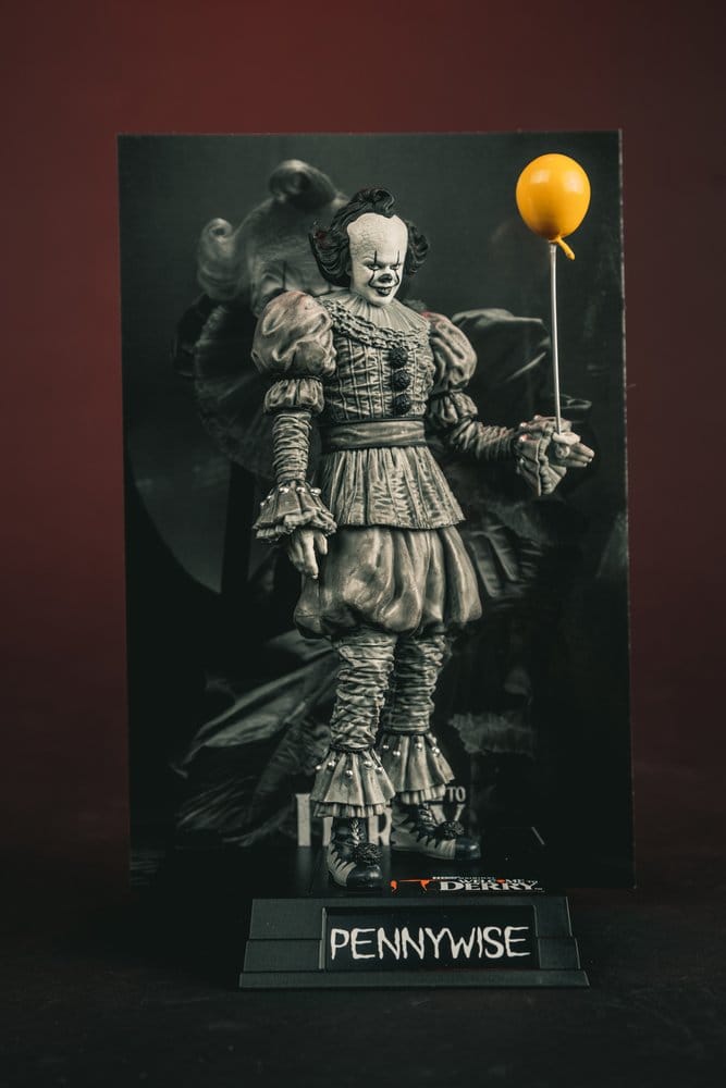 Es Welcome to Derry Movie Maniacs Figur Pennywise (Black & White) 16 cm