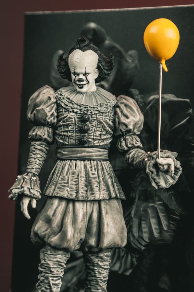 Es Welcome to Derry Movie Maniacs Figur Pennywise (Black & White) 16 cm