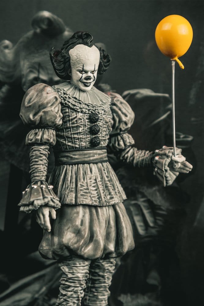 Es Welcome to Derry Movie Maniacs Figur Pennywise (Black & White) 16 cm