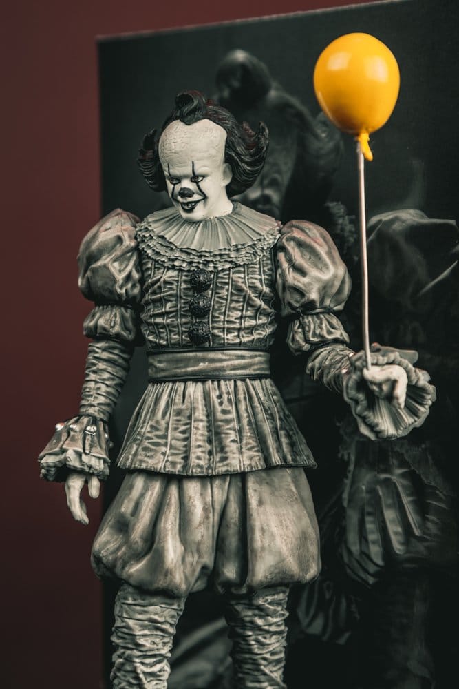 Es Welcome to Derry Movie Maniacs Figur Pennywise (Black & White) 16 cm