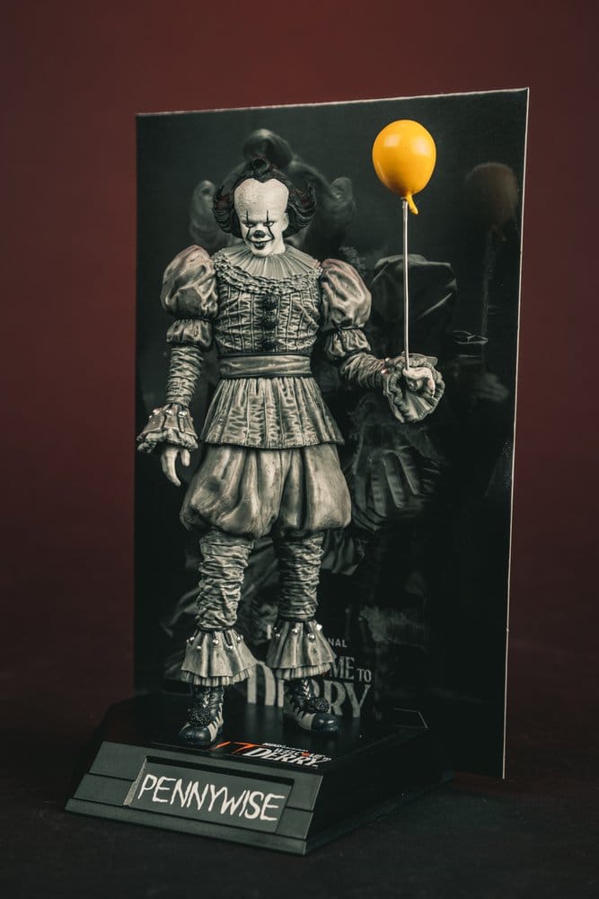 Es Welcome to Derry Movie Maniacs Figur Pennywise (Black & White) 16 cm