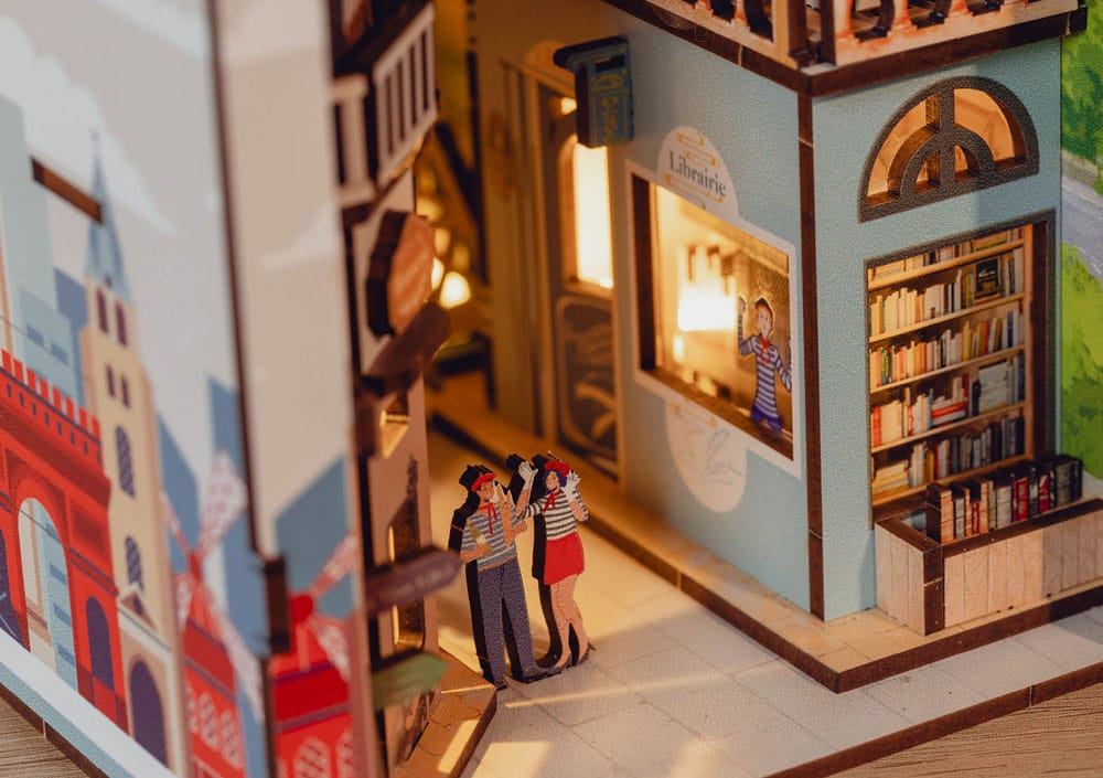 Paris Tiny Adventures Book Nook Mini-Diorama 23 cm