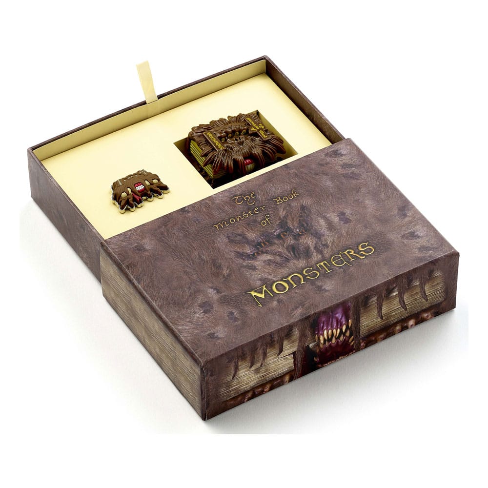 Harry Potter: Monster Book Schlüsselanhänger und Ansteckpin Geschenkset 