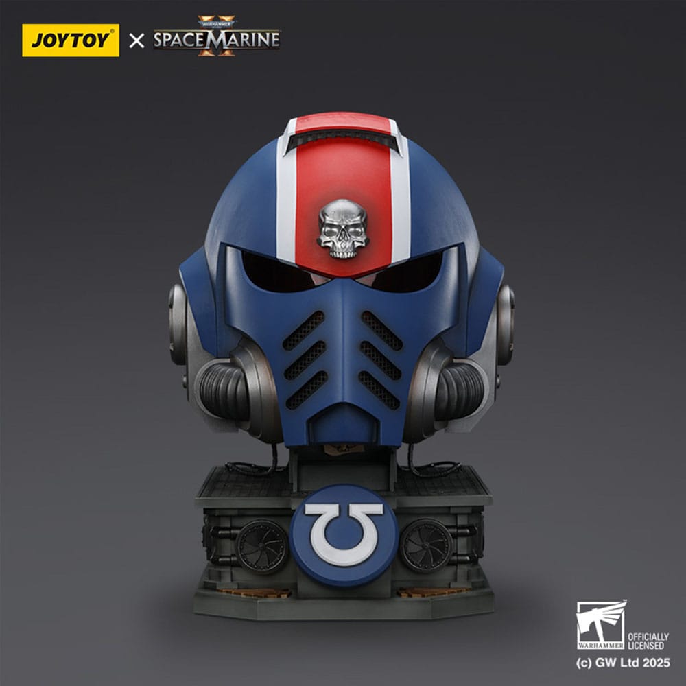 Warhammer 40,000: Space Marine 2 Replik Ultramarines Lieutenant Titus Helm mit Display-Stand 44 cm     