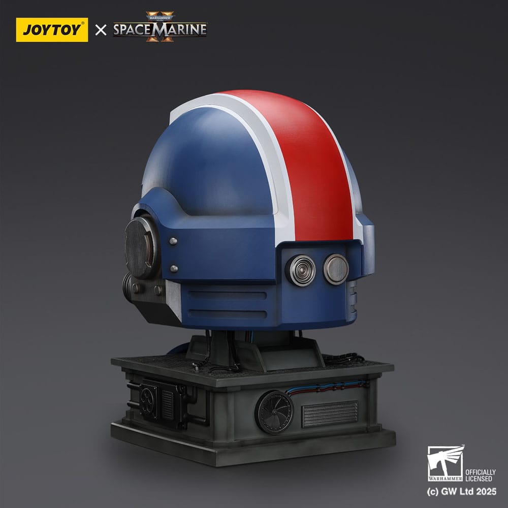 Warhammer 40,000: Space Marine 2 Replik Ultramarines Lieutenant Titus Helm mit Display-Stand 44 cm     