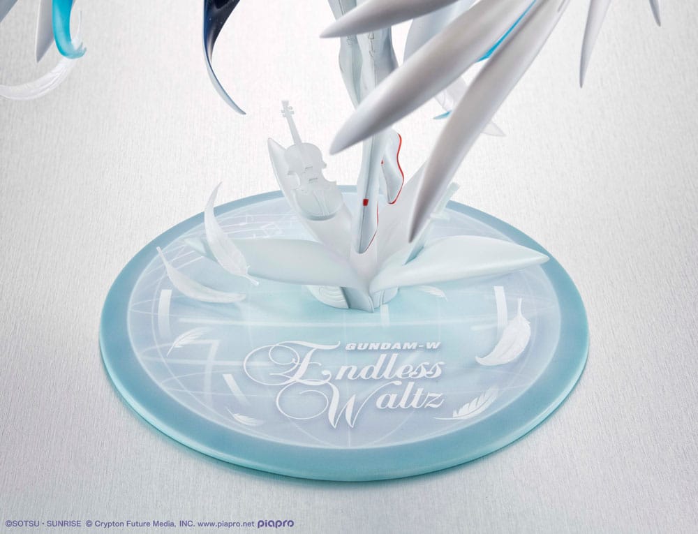 Mobile Suit Gundam x Hatsune Miku Lucrea PVC Statue Hatsune Miku x Wing Gundam Zero EW 45th Anniversary 27 cm        