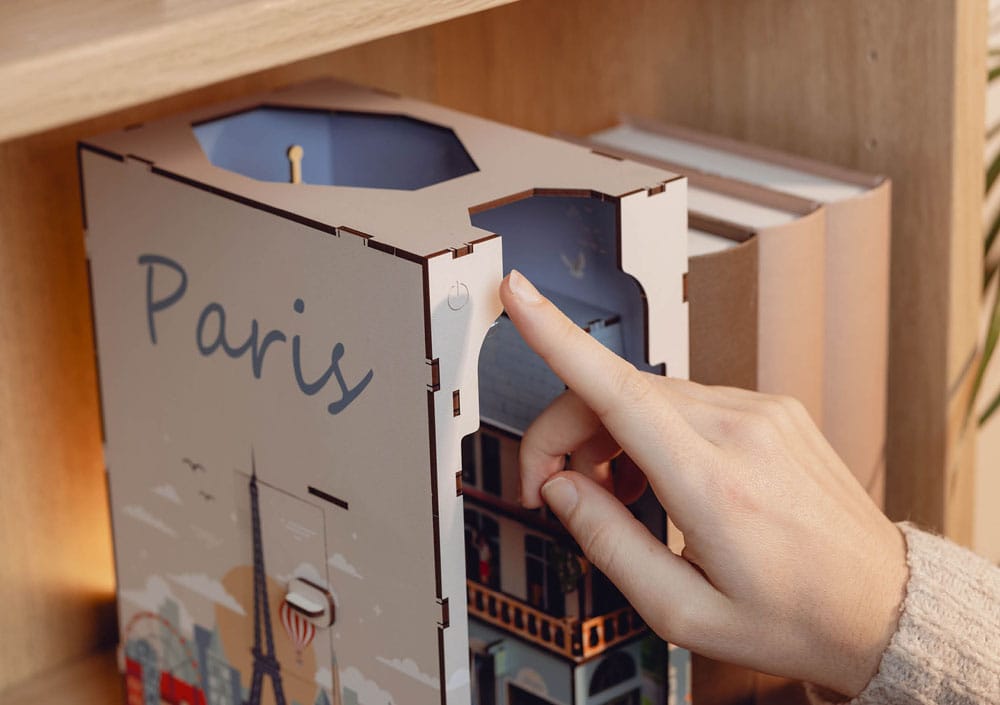 Paris Tiny Adventures Book Nook Mini-Diorama 23 cm