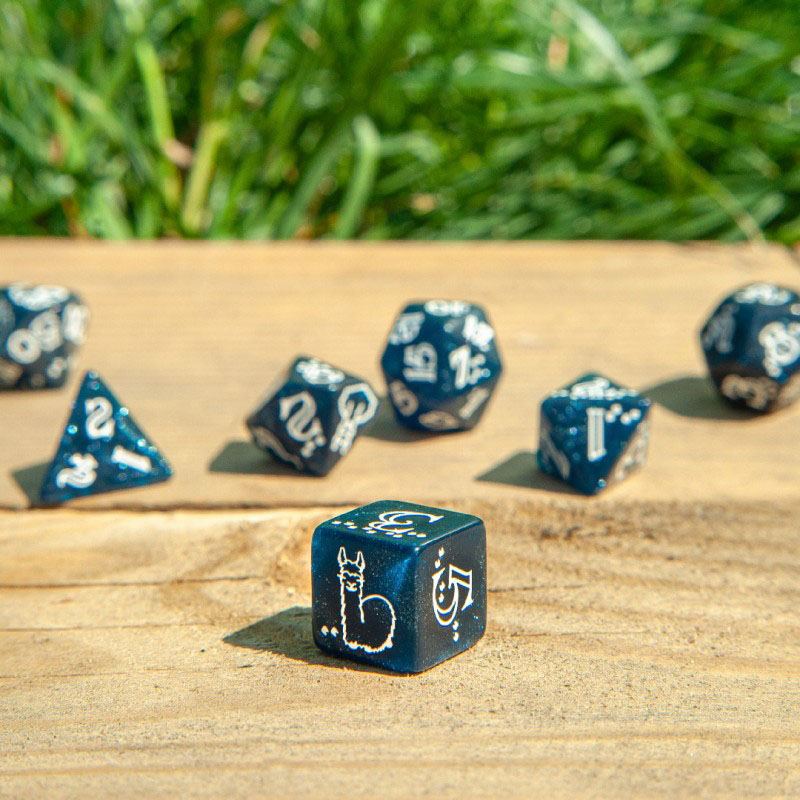 Shimmering Llama Würfel Set Glitzerndes Dunkelblau & Weiß (7)