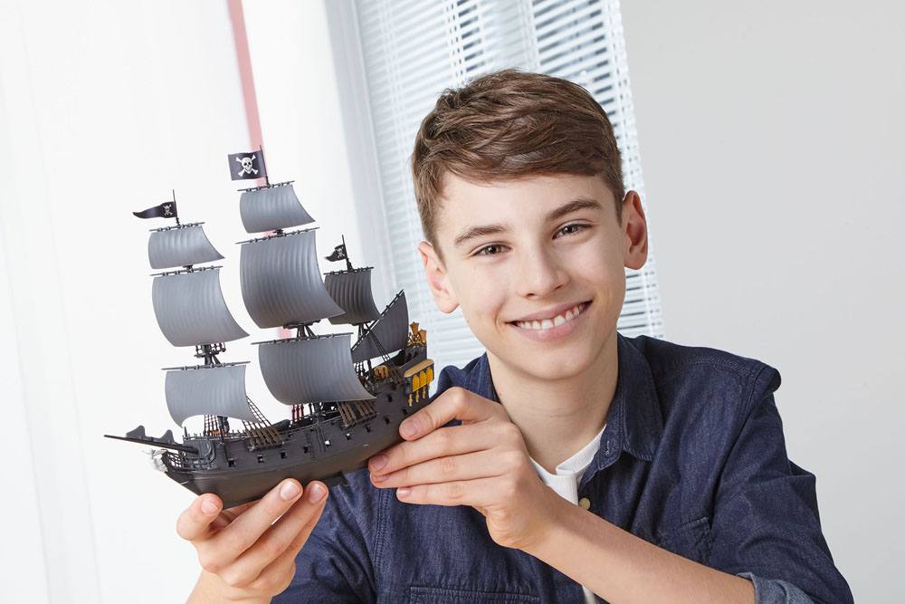 Pirates of the Caribbean Salazars Rache Easy-Click Modellbausatz 1/150 Black Pearl 26 cm